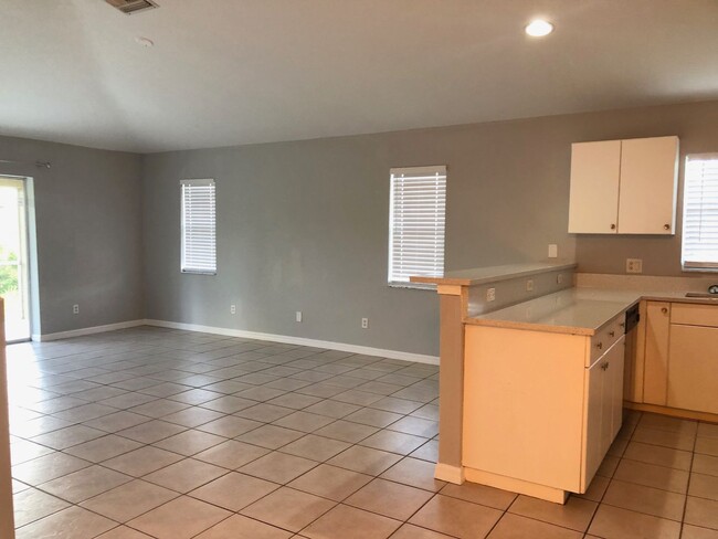 Building Photo - 2 Bedroom 2 bath duplex. 1 car garage and ...