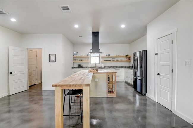 Building Photo - 1464 E Rosedale St