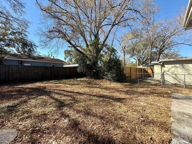 Building Photo - 1607 E Maple Ave