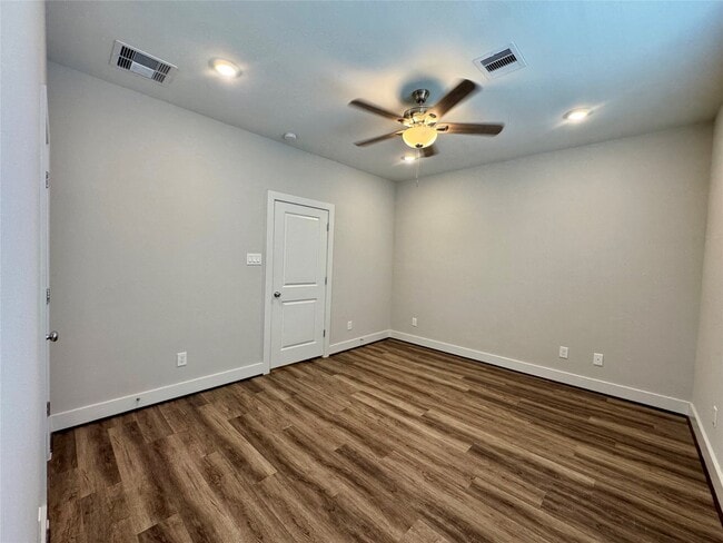 Building Photo - 1282 N Post Oak Rd