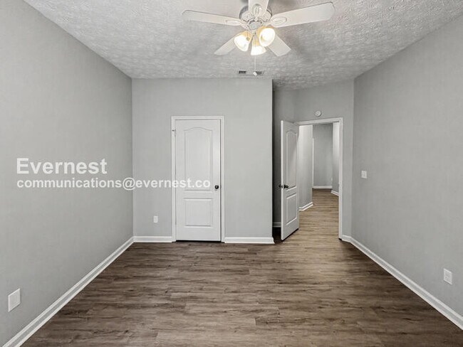 Building Photo - 4 Bed, 2 Bath Home with Garage / Pet-Friendly / Available Now!