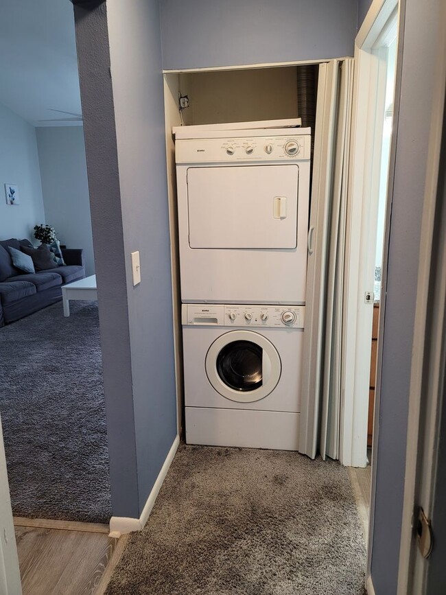 Building Photo - Lovely condo across from USF