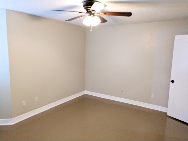 Building Photo - $1495 – 2 Bed / 1 Bath Condominium in cent...