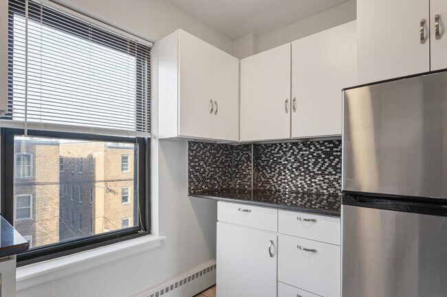 Building Photo - 5858 N Sheridan Rd