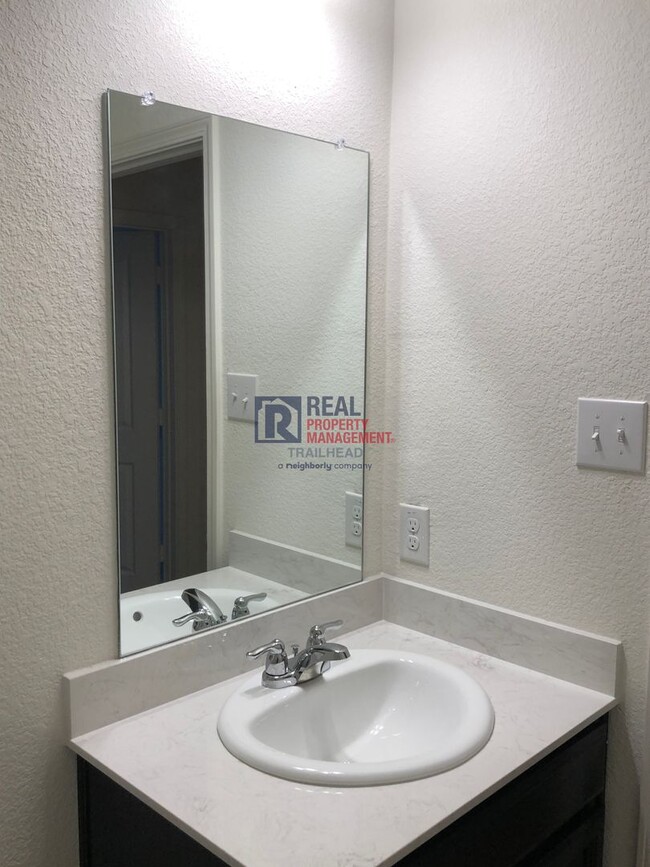 Building Photo - Spacious 5 Bedroom/3 Full Bath Open Concep...