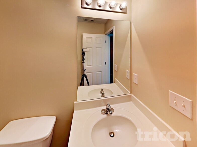 Building Photo - 9453 Lakeview Rd