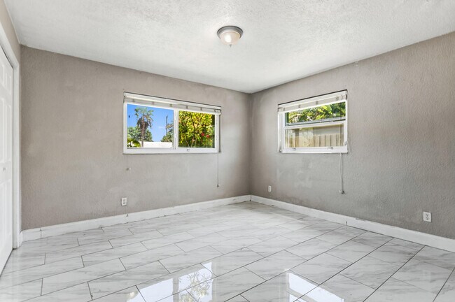 Building Photo - 2748 SW 46th Ct