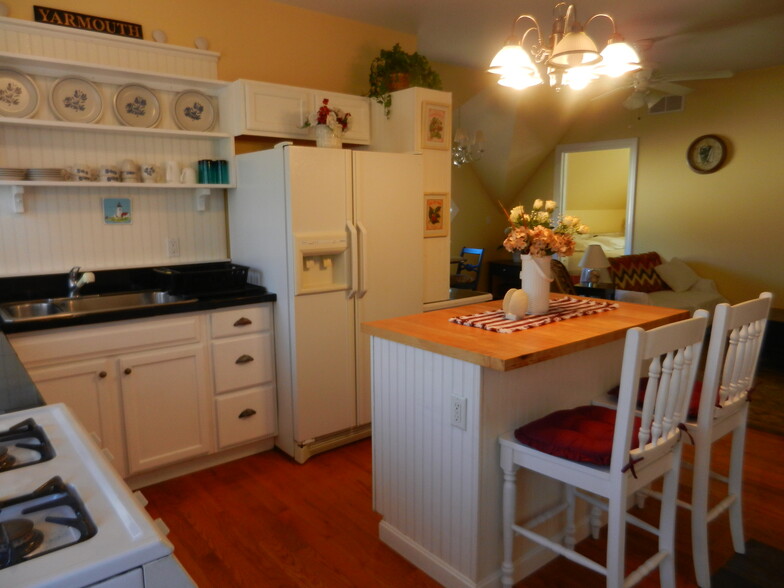 Kitchen - 301 W Yarmouth Rd