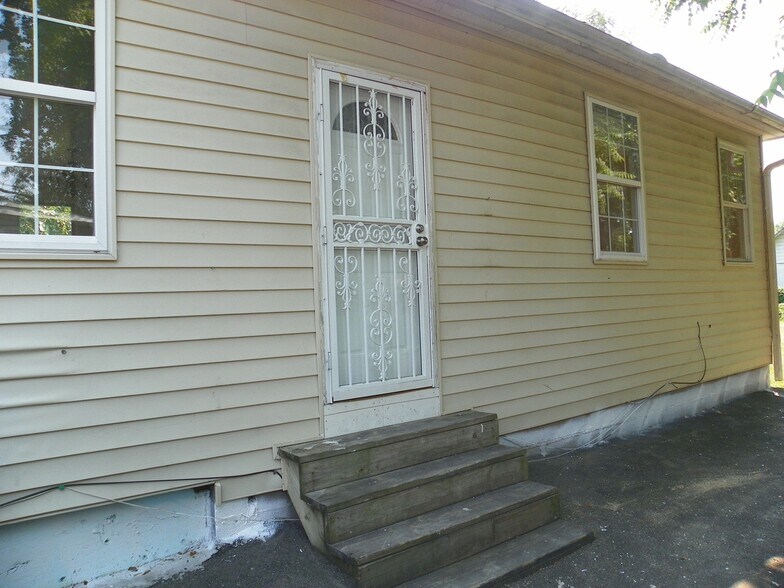Building Photo - 4806 52nd Ave