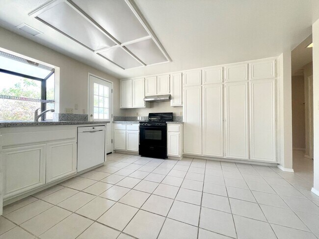 Building Photo - 1008 Bridle Path Way