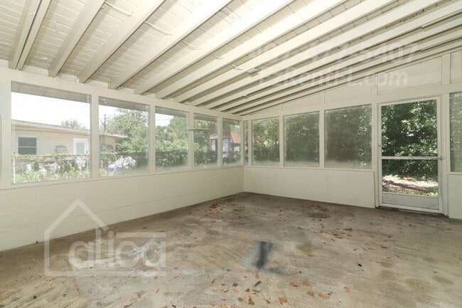Building Photo - Charming 3/2 with Carport in Sanford