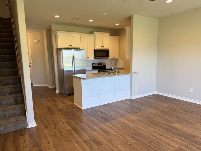Building Photo - 5670 Shadowbend Cir N