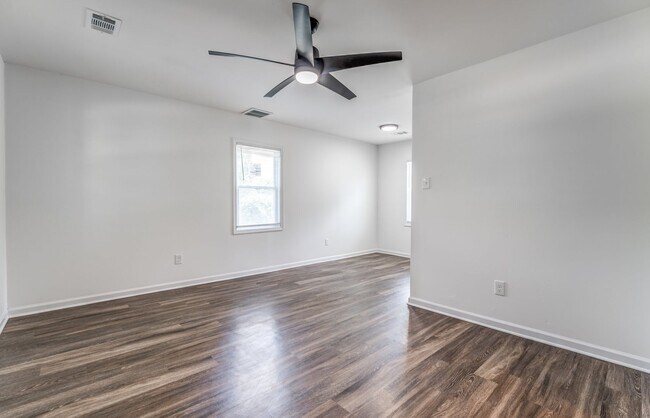 Building Photo - 405 W Brooks Rd