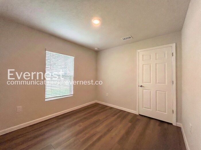 Building Photo - 25 Raeland Ln