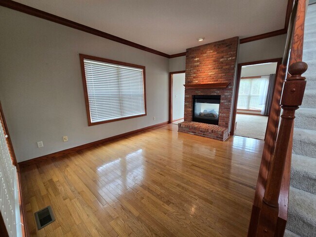 Building Photo - 4 Bedroom Home in Bloomington's East Side