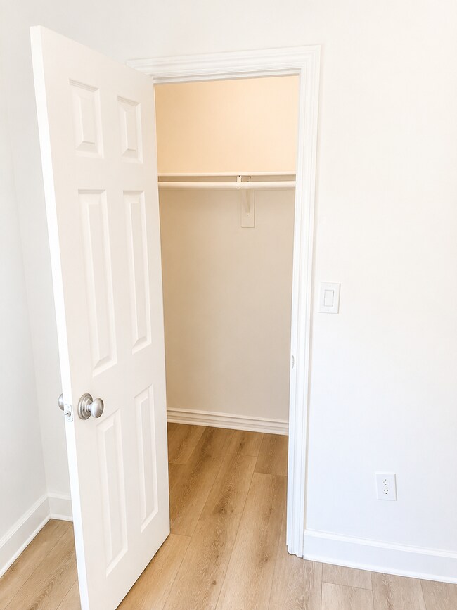 Building Photo - Beautiful Updated 2 Bed / 1.5 Bath Condo