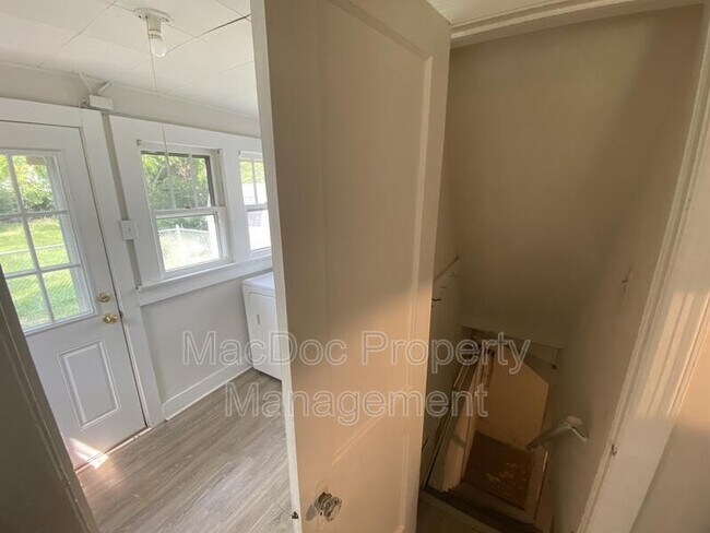 Building Photo - 119 Gibson St