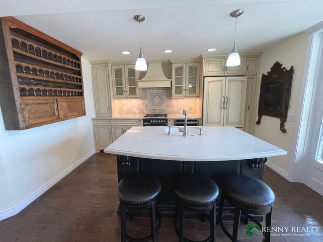 Building Photo - Large Five Bedroom, Three Bathroom with In...