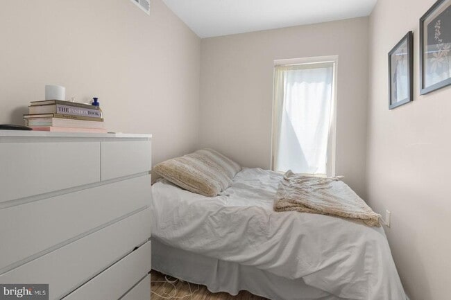 Building Photo - 162 Richmond St