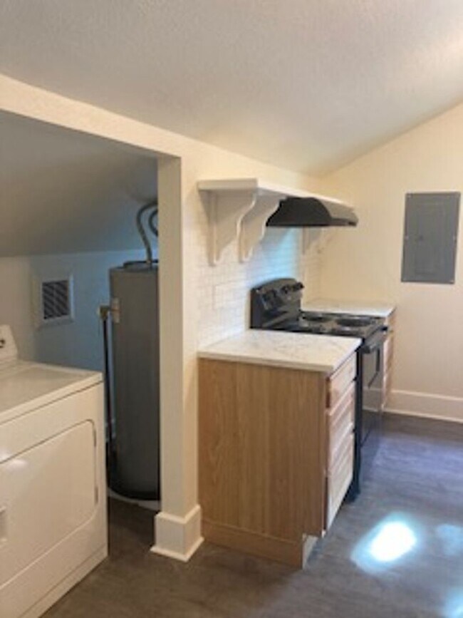 Building Photo - 717 N Forest St