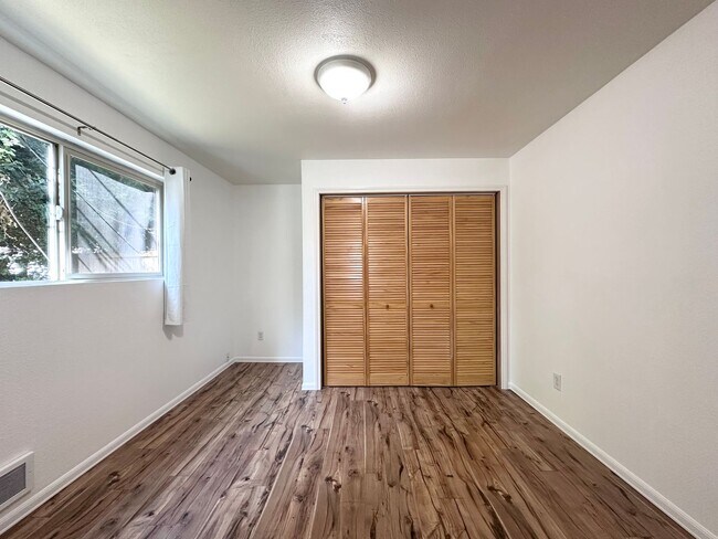 Building Photo - 2 Bed 1 Bath Duplex near Gresham Station!