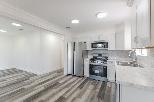 Building Photo - 10126 Pine Moss Dr