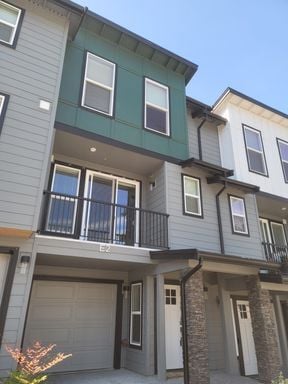 Building Photo - Stunning Tri Level 2 bed /2.5 bath Townhom...