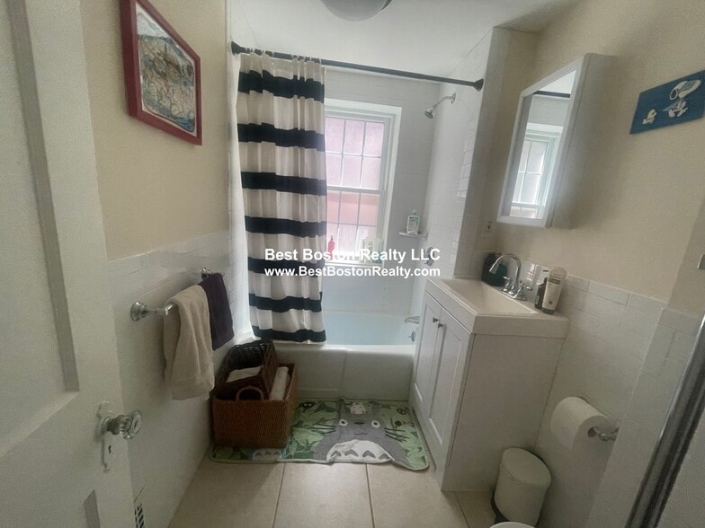 Building Photo - 38 Gibson St