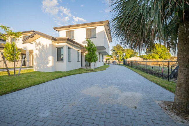 Building Photo - 18020 SW 103rd Ave