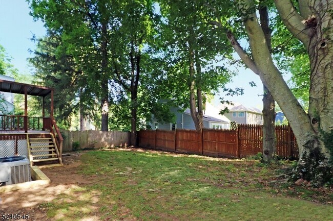 Building Photo - 10 Cedar Ln