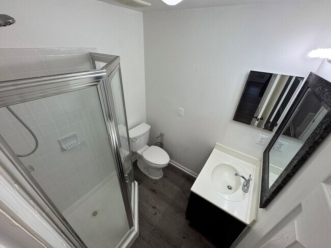 Building Photo - Spacious 2 Primary Beds 1 Den 3.5 Bath Townhome In Vibrant Sycamore Hill