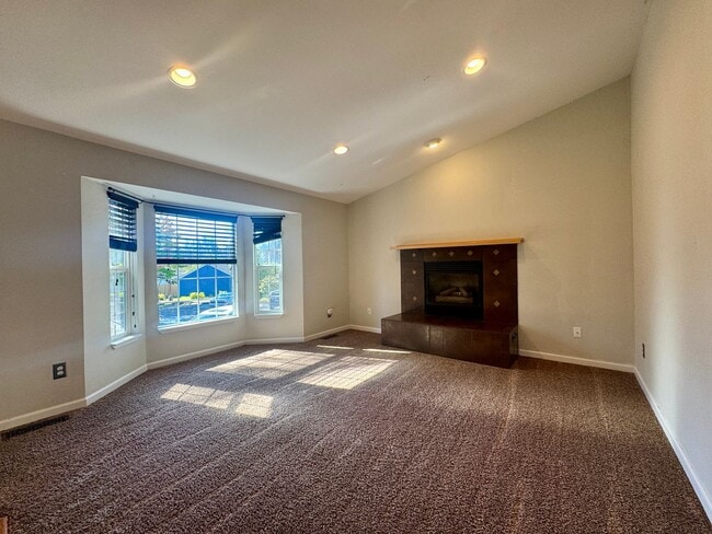 Building Photo - $500 Move In Discount! | 3 Bedroom 2 Bath ...