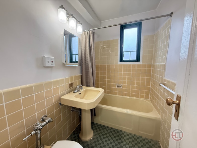 Building Photo - 1970 E Tremont Ave