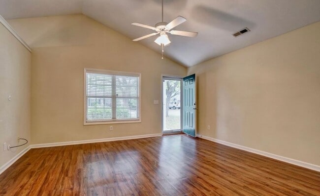 Building Photo - 3 Bedroom Home located Close To Carolina Beach