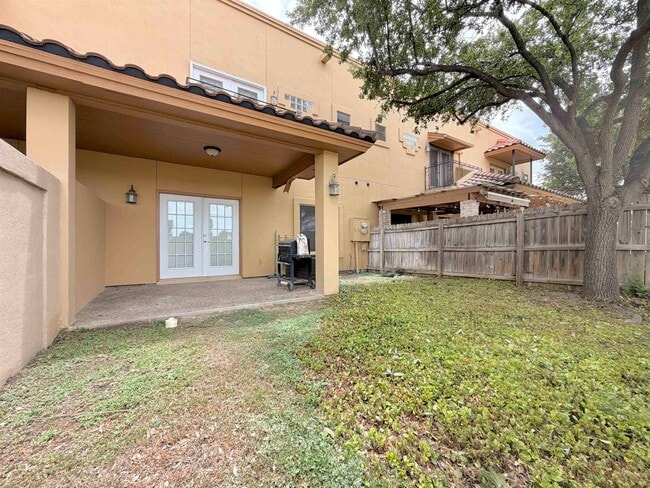 Building Photo - 707 St James Dr