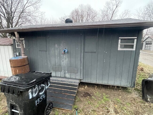 Building Photo - Two Bedroom Home with Fenced In Backyard