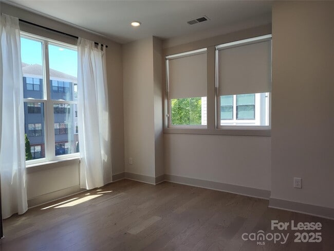 Building Photo - 1037 Wesley Terrace Ave