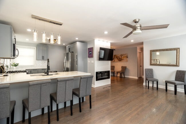 Building Photo - 9945 Sunnyside Ave