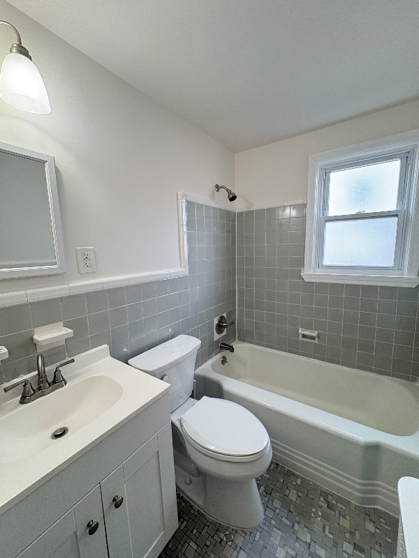 Building Photo - 34 E 7th St