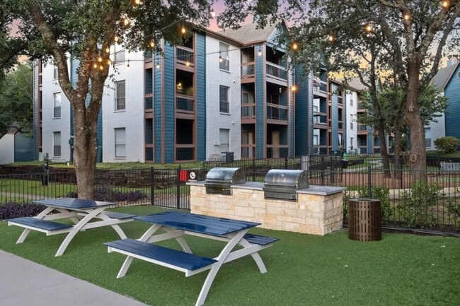 Building Photo - 10951 Laureate Dr