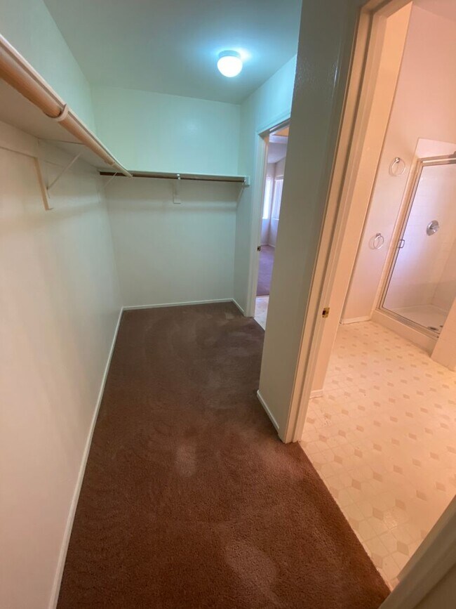 Building Photo - 4 bedroom/3 bath home located in Henderson