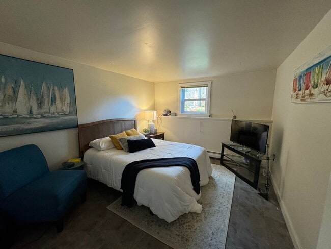 Building Photo - Charming 2 Bed, 1.5 Bath Raised Ranch