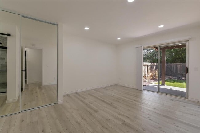 Building Photo - 9175 Campina Dr