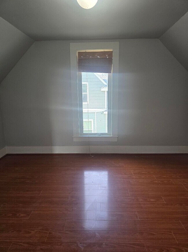 Building Photo - 3 bedroom 2 bath house