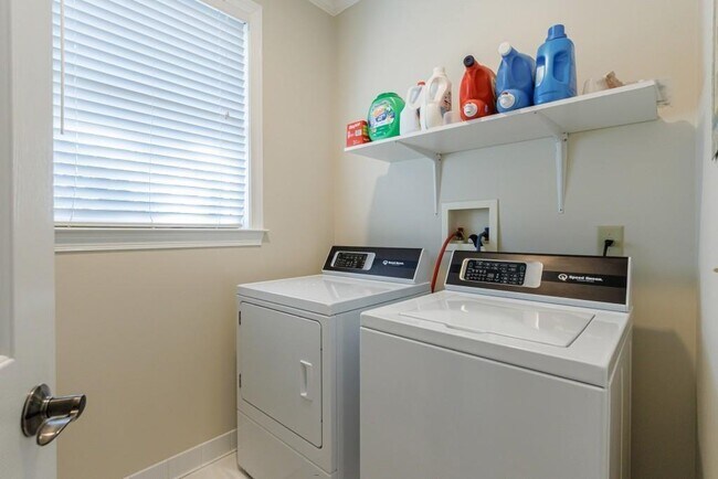 Building Photo - 390 Alpine Dr