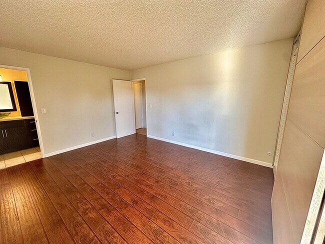 Building Photo - $500 OFF FIRST MONTH RENT - 1 Bed 1 Bath Available in Watergate Complex of Emeryville!!!