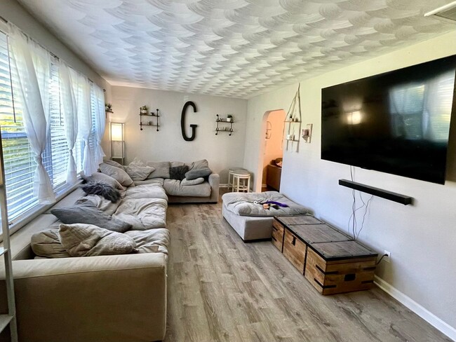 Building Photo - 4-Bedroom Home with Bonus Flex Room