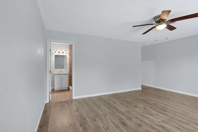 Building Photo - Charming and Spacious 4 Bedroom Home with ...