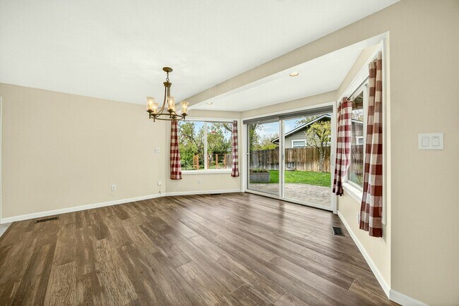 Building Photo - Unfurnished Light-Filled, Beautifully Updated 3-Bedroom Home in Jacksonville