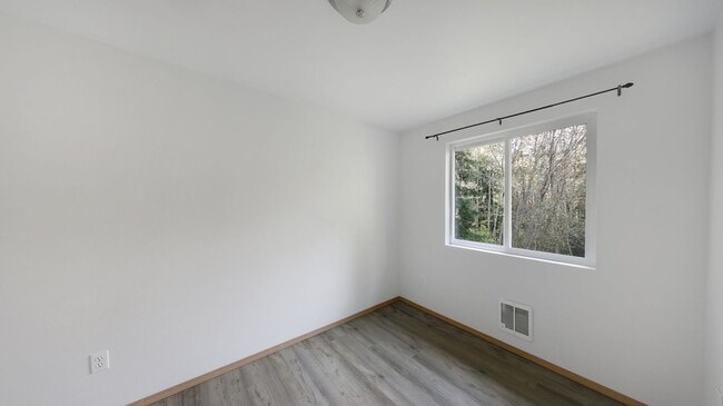 Building Photo - 3 Bed 2 Bath - Large Living Room - Office ...